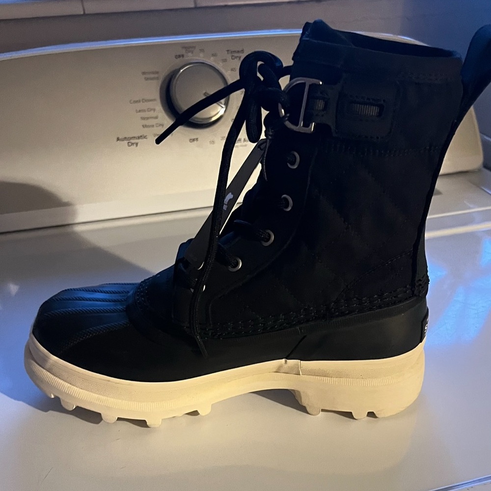 Sorel Black and Cream Quilted Winter Boots SUPER CUTE!! But wrong size 😞